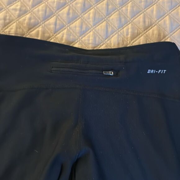 NWT Nike Dri-FIT Women’s Stay Warm Running Capri Leggings in Black. Size Small. - Picture 4 of 10
